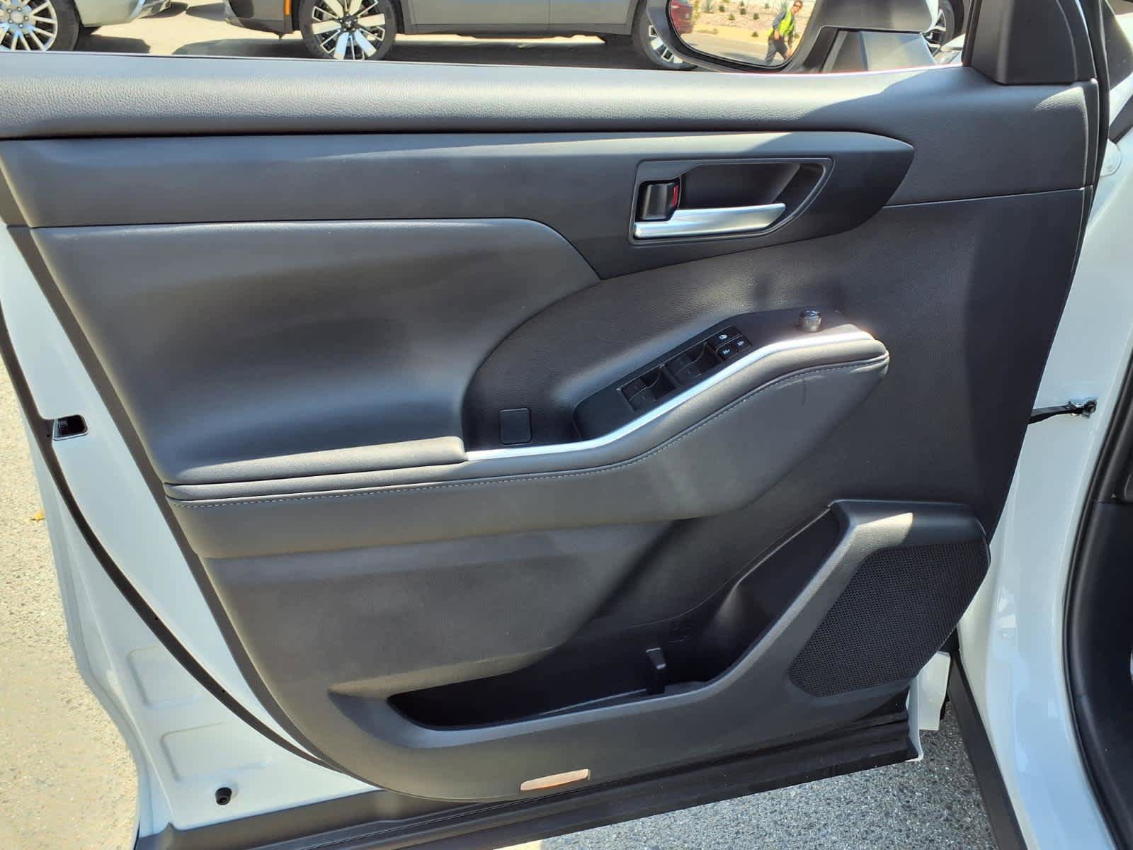 Certified 2024 Toyota Highlander XLE FWD image 16
