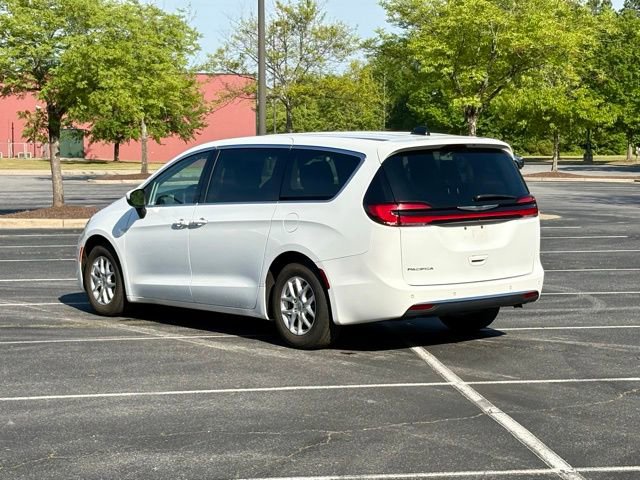 Used 2023 Chrysler Pacifica Touring-L FWD image 5