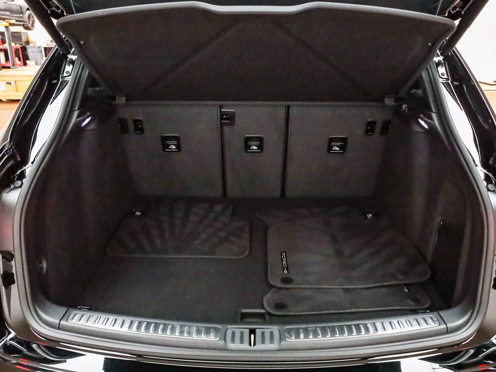 Certified 2025 Porsche Macan S AWD/4WD image 36
