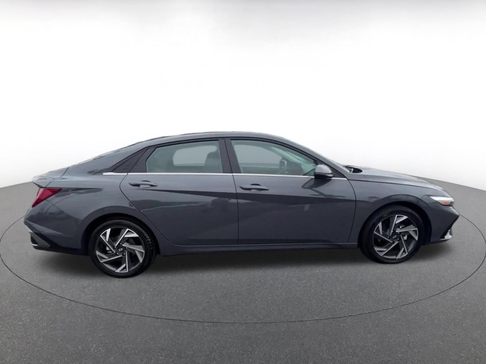 Used 2025 Hyundai Elantra Limited FWD image 16