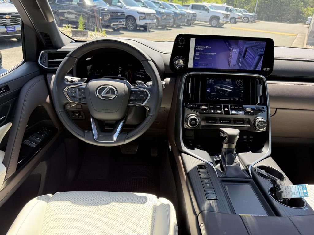 Used 2025 Lexus LX 600 4WD w/ Accessory Package (2T) image 8