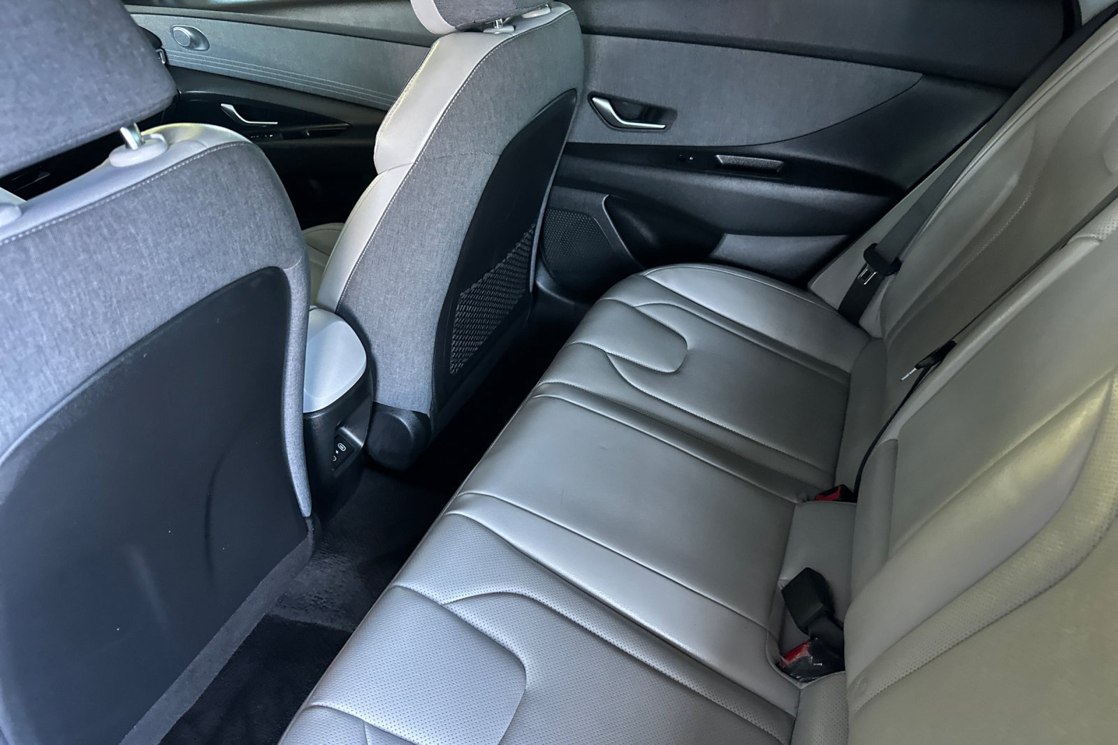 Used 2025 Hyundai Elantra Limited w/ Cargo Package FWD image 11
