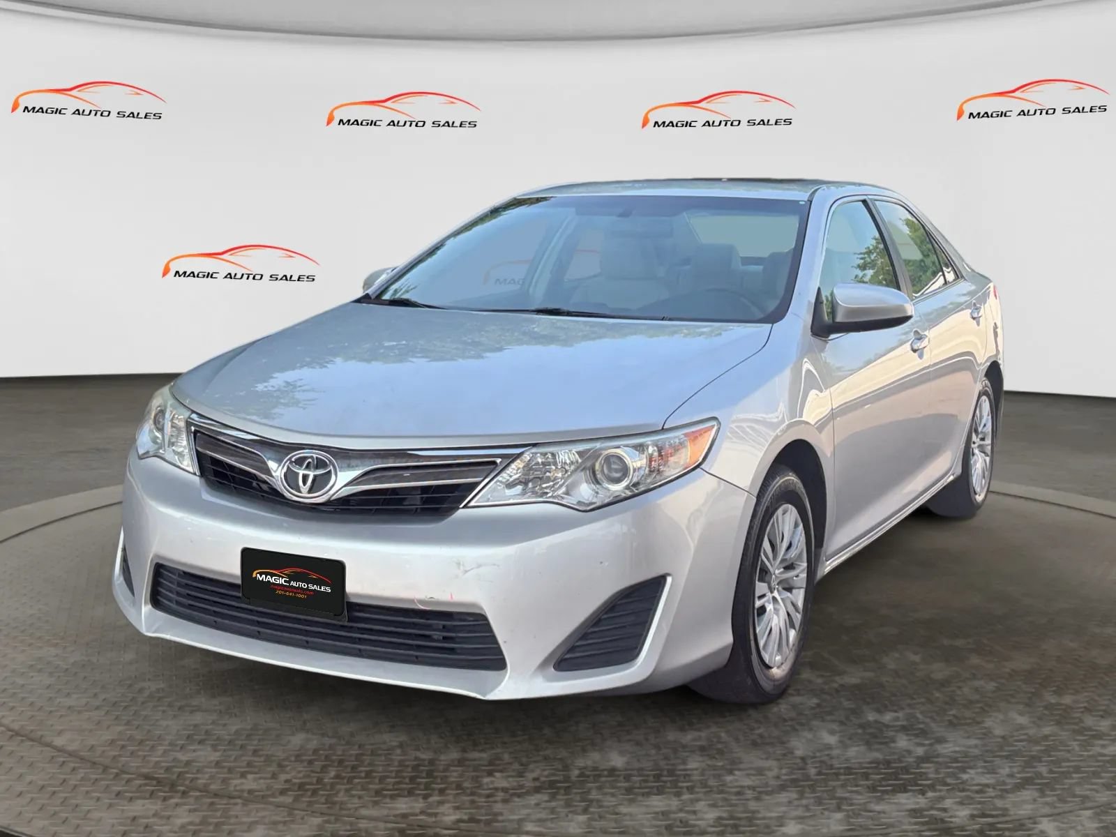 Used 2012 Toyota Camry LE FWD image 1