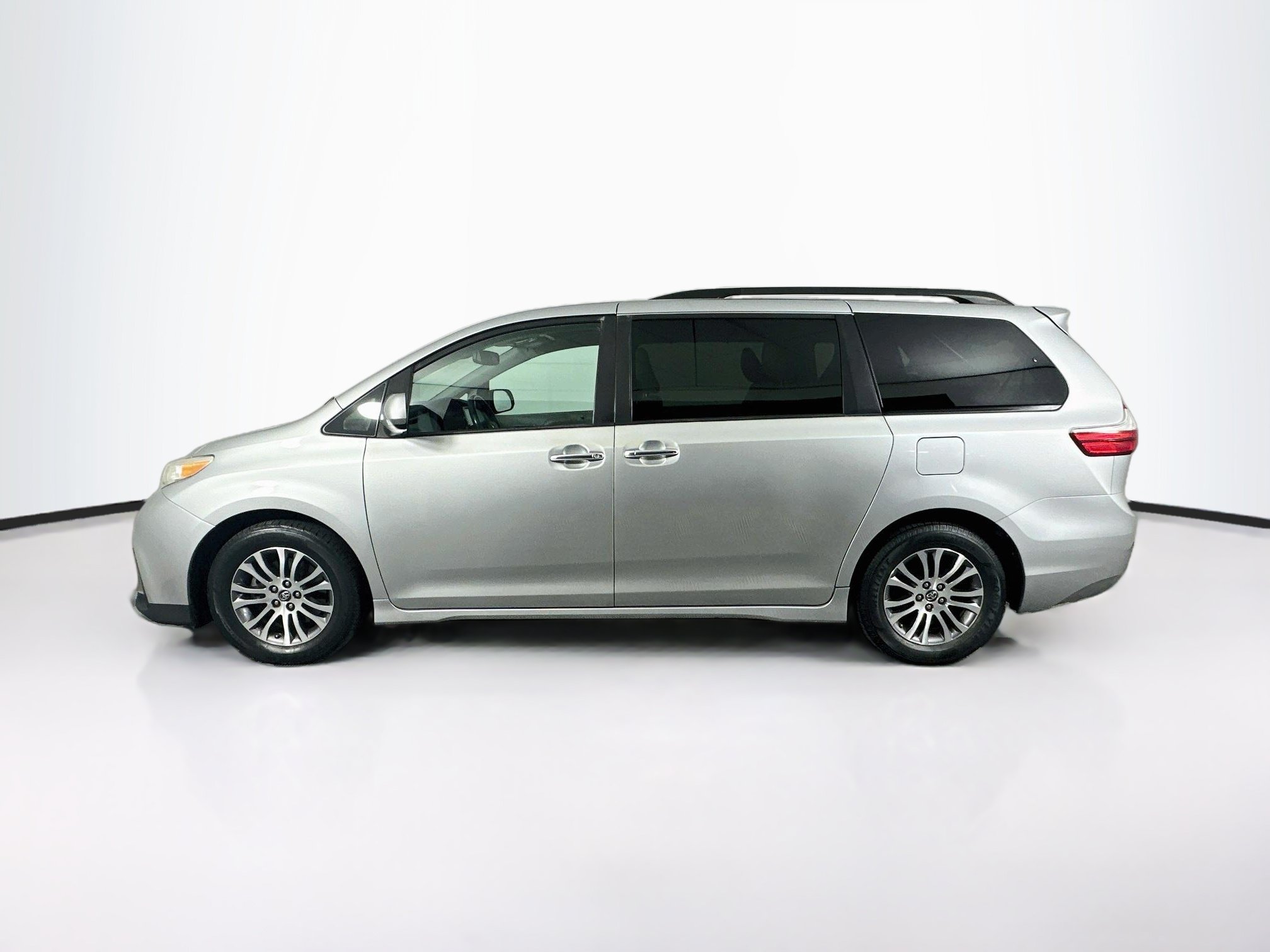 Used 2019 Toyota Sienna XLE FWD image 4
