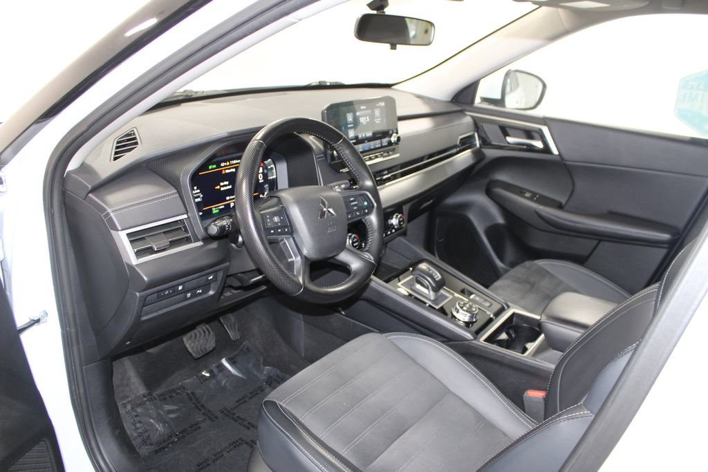Used 2024 Mitsubishi Outlander 4WD Plug-In Hybrid image 23