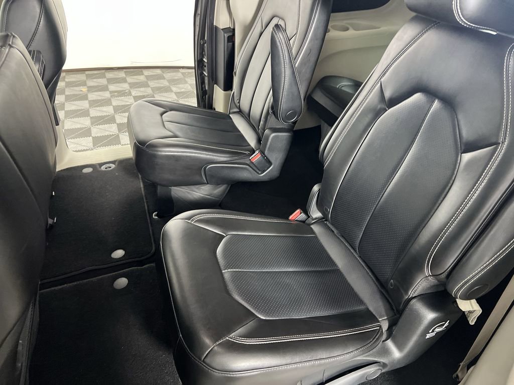 Used 2023 Chrysler Pacifica Touring-L image 25