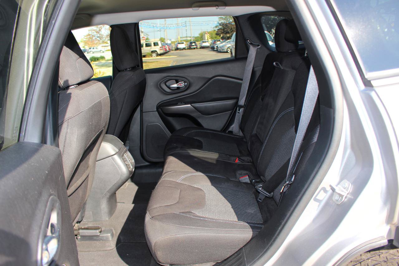 Used 2020 Jeep Cherokee Latitude FWD image 31