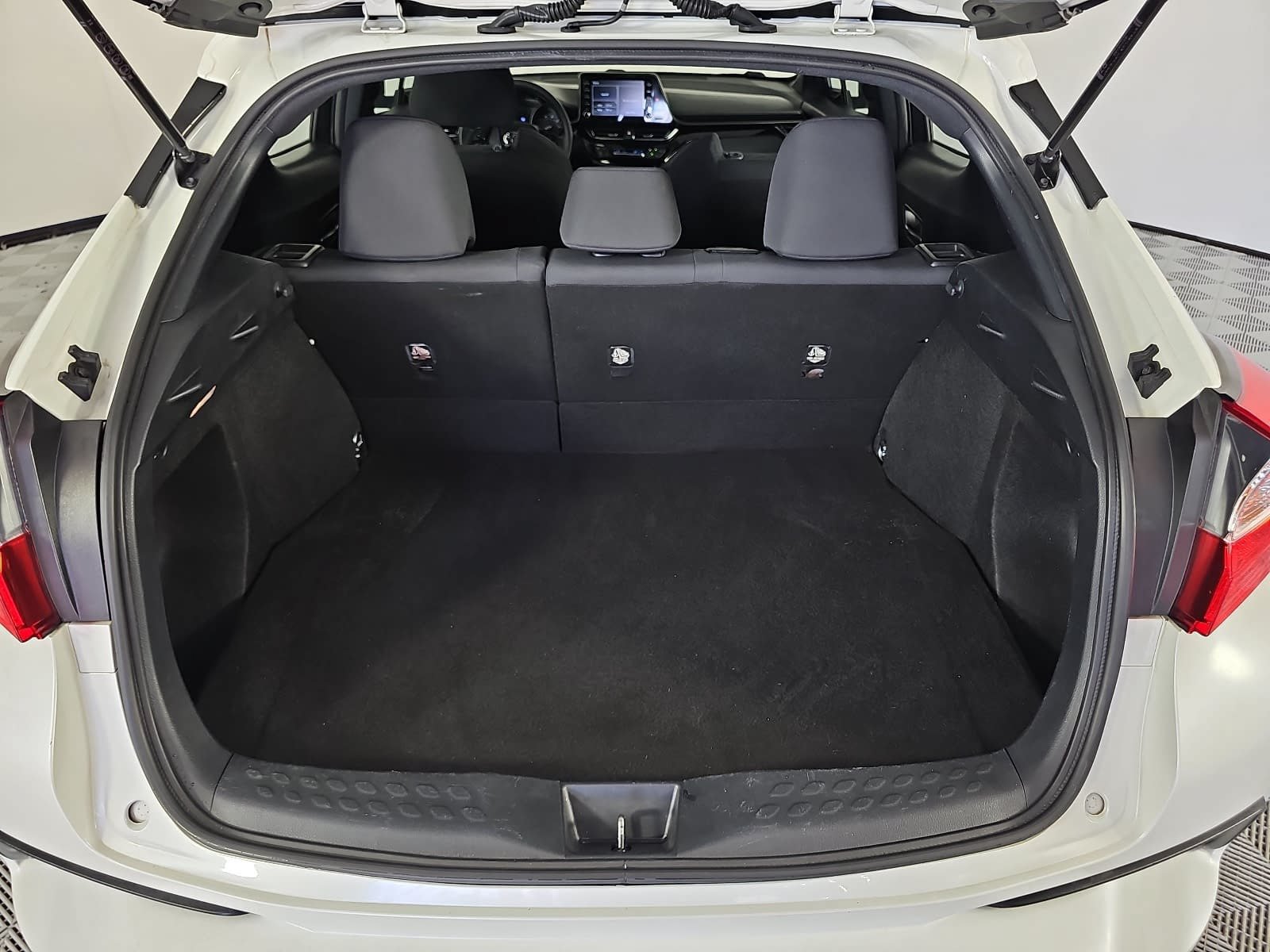 Used 2019 Toyota C-HR LE FWD image 12