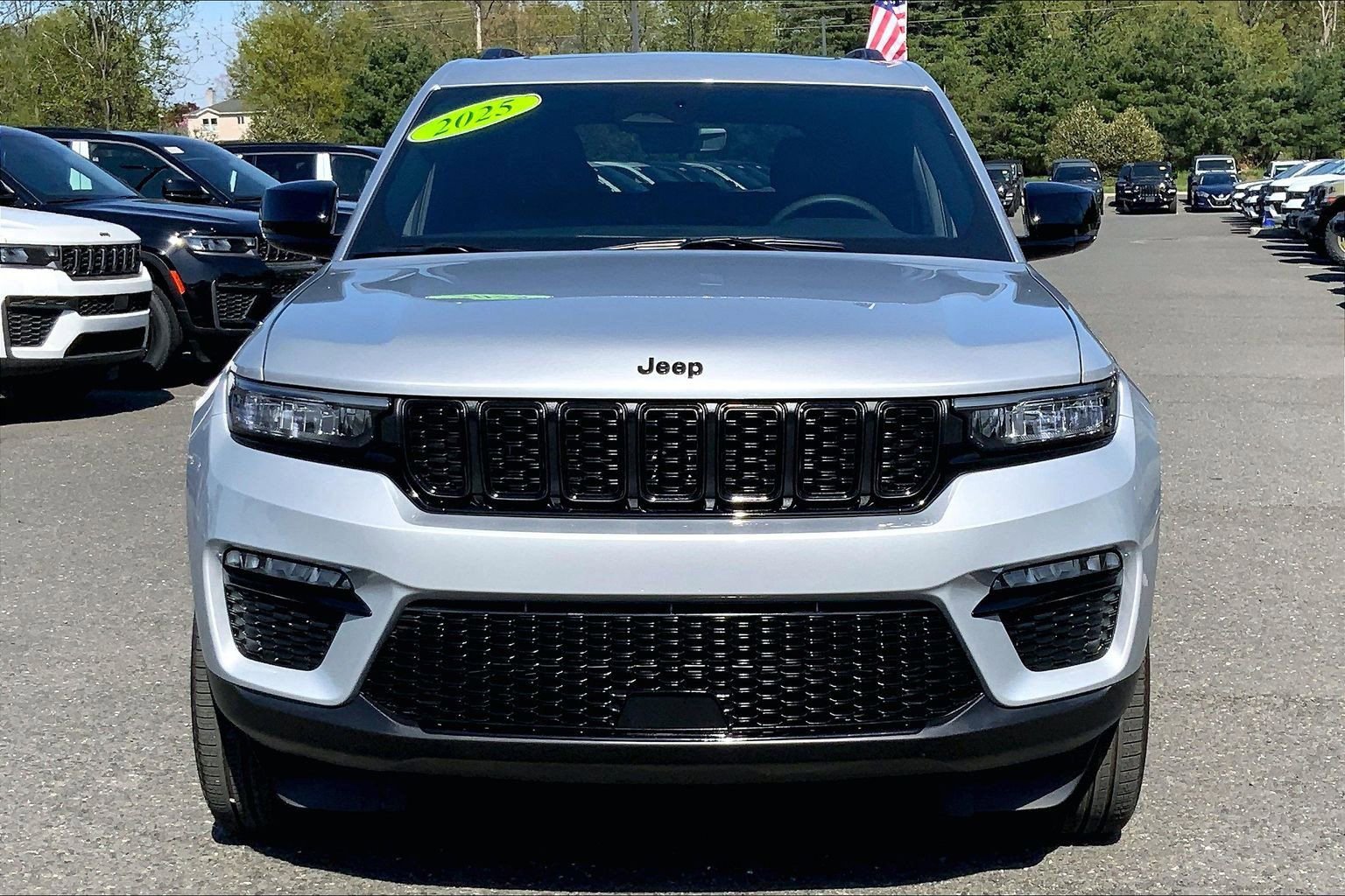 Certified 2025 Jeep Grand Cherokee Limited w/ Black Appearance Package AWD/4WD image 3