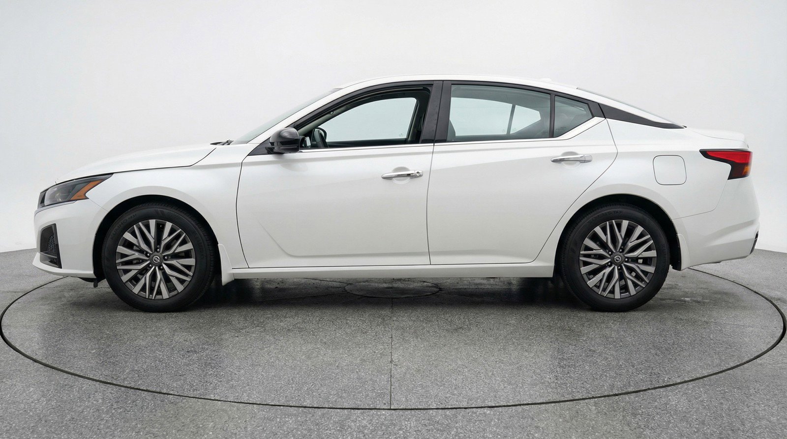 Used 2025 Nissan Altima 2.5 SV image 5