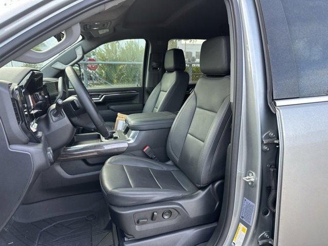 Used 2024 Chevrolet Silverado 2500 LTZ w/ LTZ Convenience Package image 18