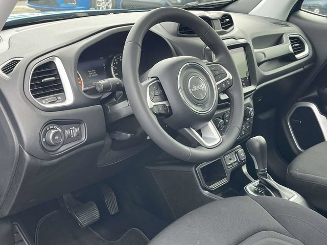 Used 2021 Jeep Renegade Latitude w/ Luxury Group I FWD image 12