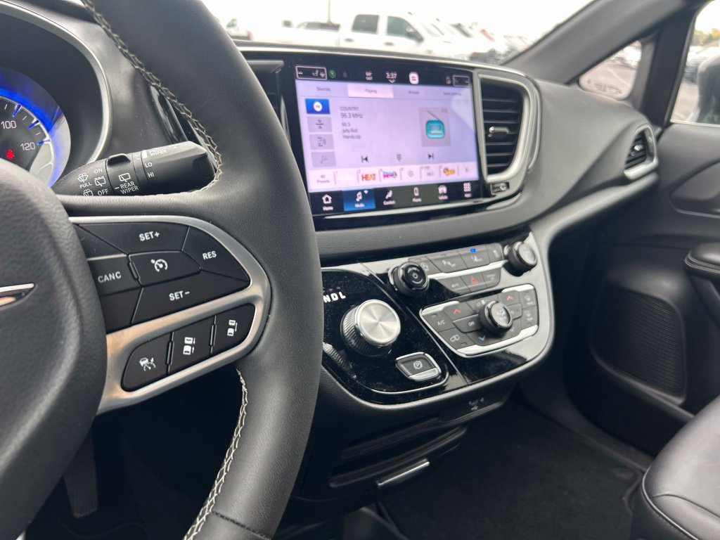 Used 2026 Chrysler Pacifica Select FWD image 14