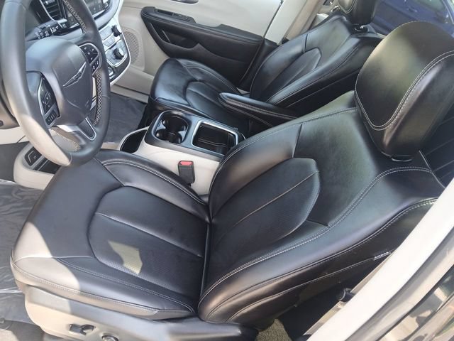 Used 2023 Chrysler Pacifica Touring-L FWD image 12