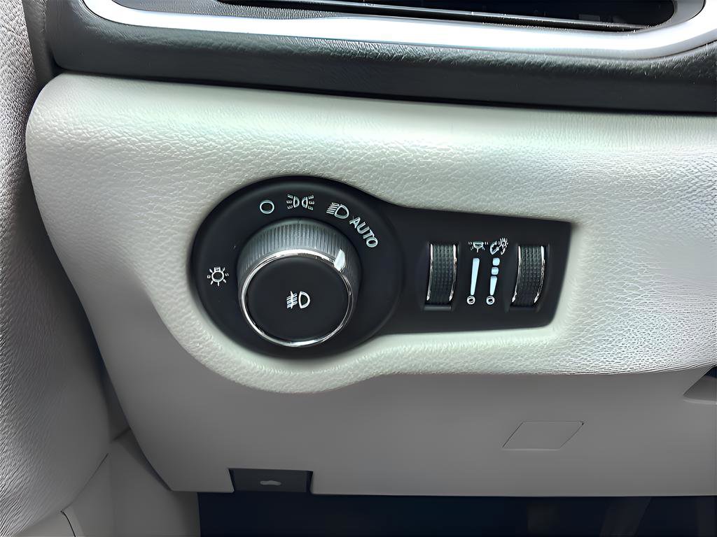 Used 2018 Chrysler Pacifica Touring-L image 27