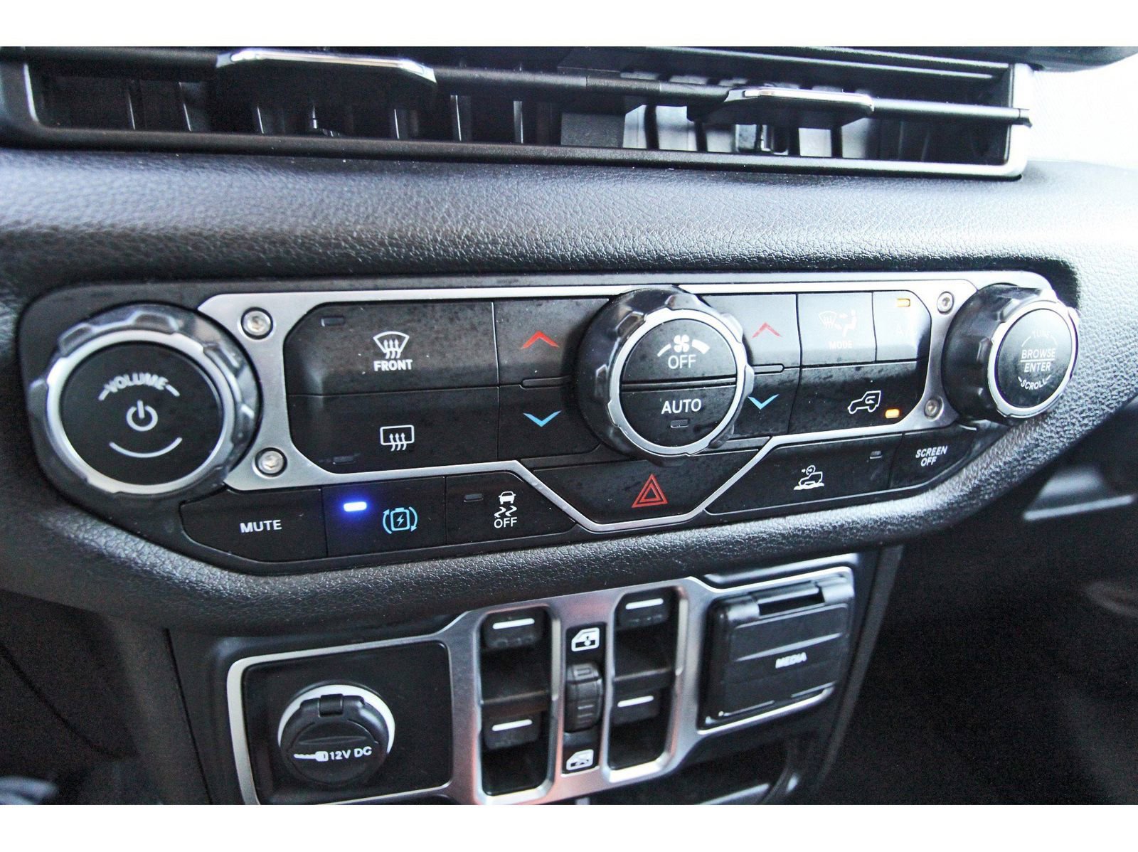 Used 2024 Jeep Wrangler Unlimited image 25