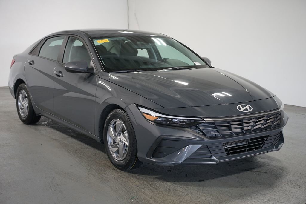 Used 2024 Hyundai Elantra SE image 3