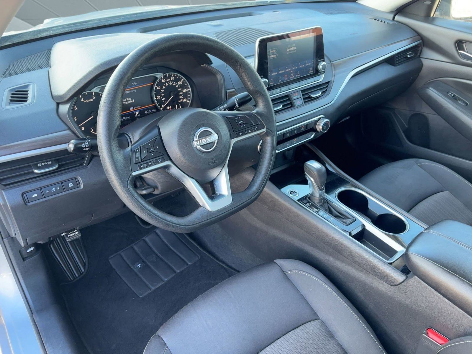 Used 2024 Nissan Altima 2.5 SV image 4