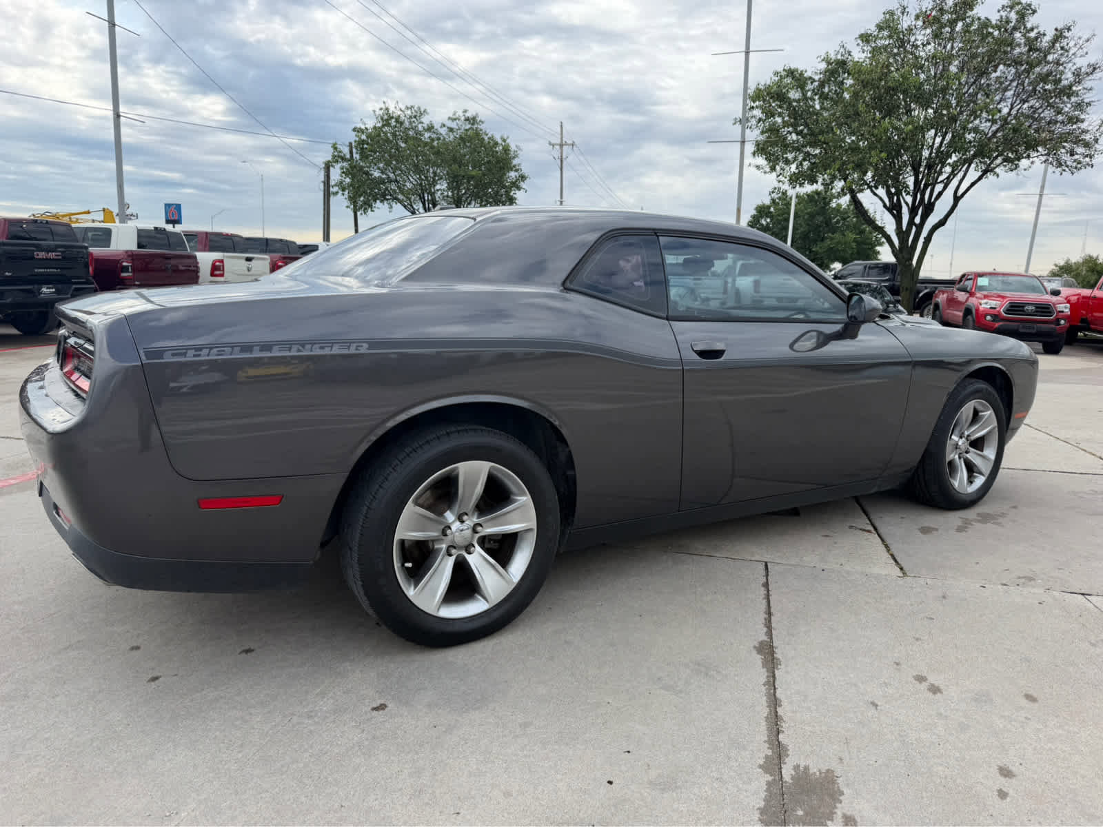 Used 2015 Dodge Challenger SXT RWD image 2