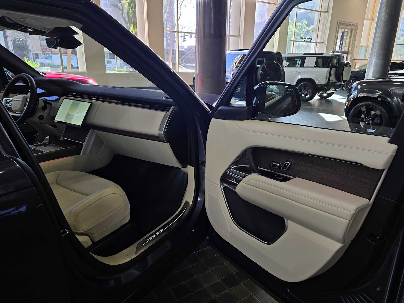 New 2026 Land Rover Range Rover SE image 12