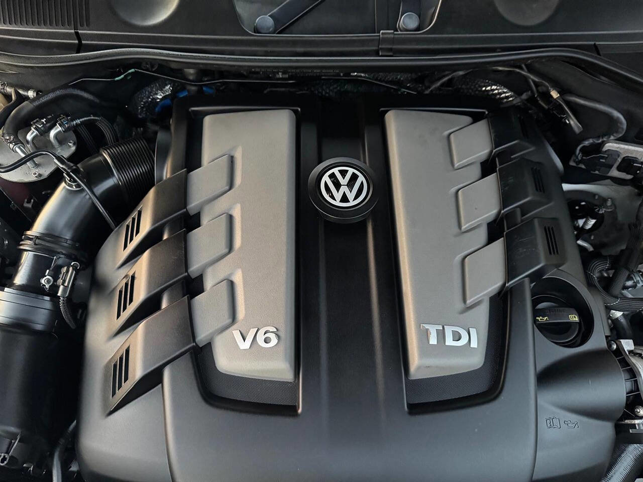 Used 2014 Volkswagen Touareg TDI image 16