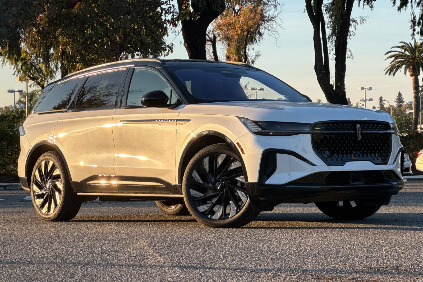 New 2026 Lincoln Nautilus Reserve w/ Jet Appearance Package AWD/4WD image 2