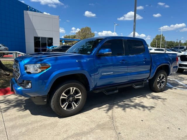 Used 2017 Toyota Tacoma TRD Sport w/ Tow Package RWD image 3