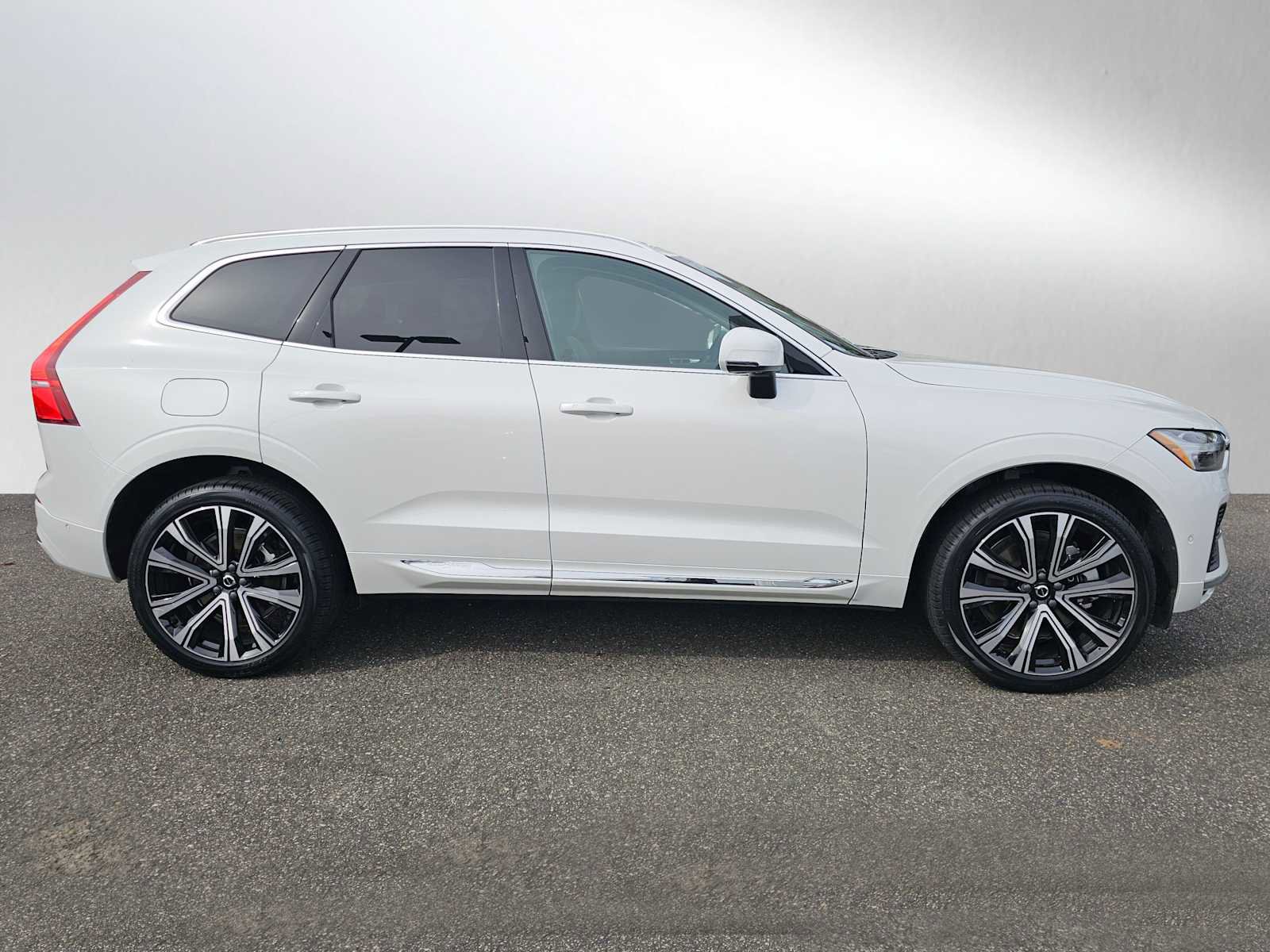 Certified 2023 Volvo XC60 T8 Ultimate image 2