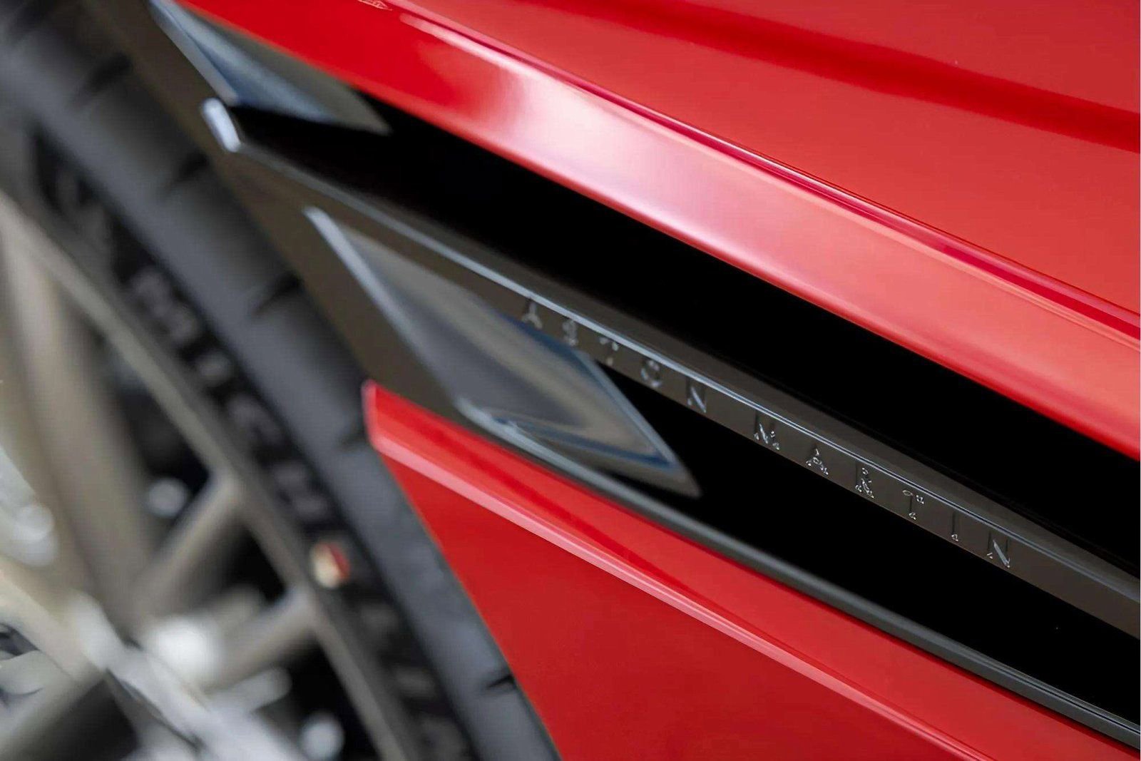 Used 2025 Aston Martin DB12 Convertible RWD image 18