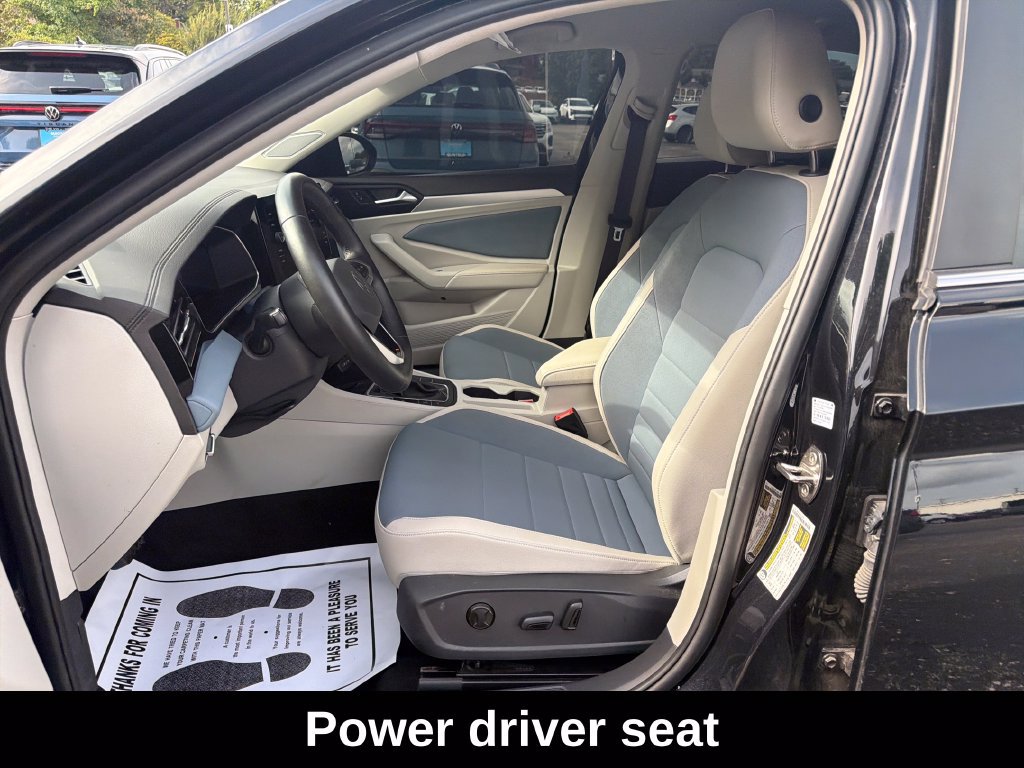 Used 2025 Volkswagen Jetta SE FWD image 11