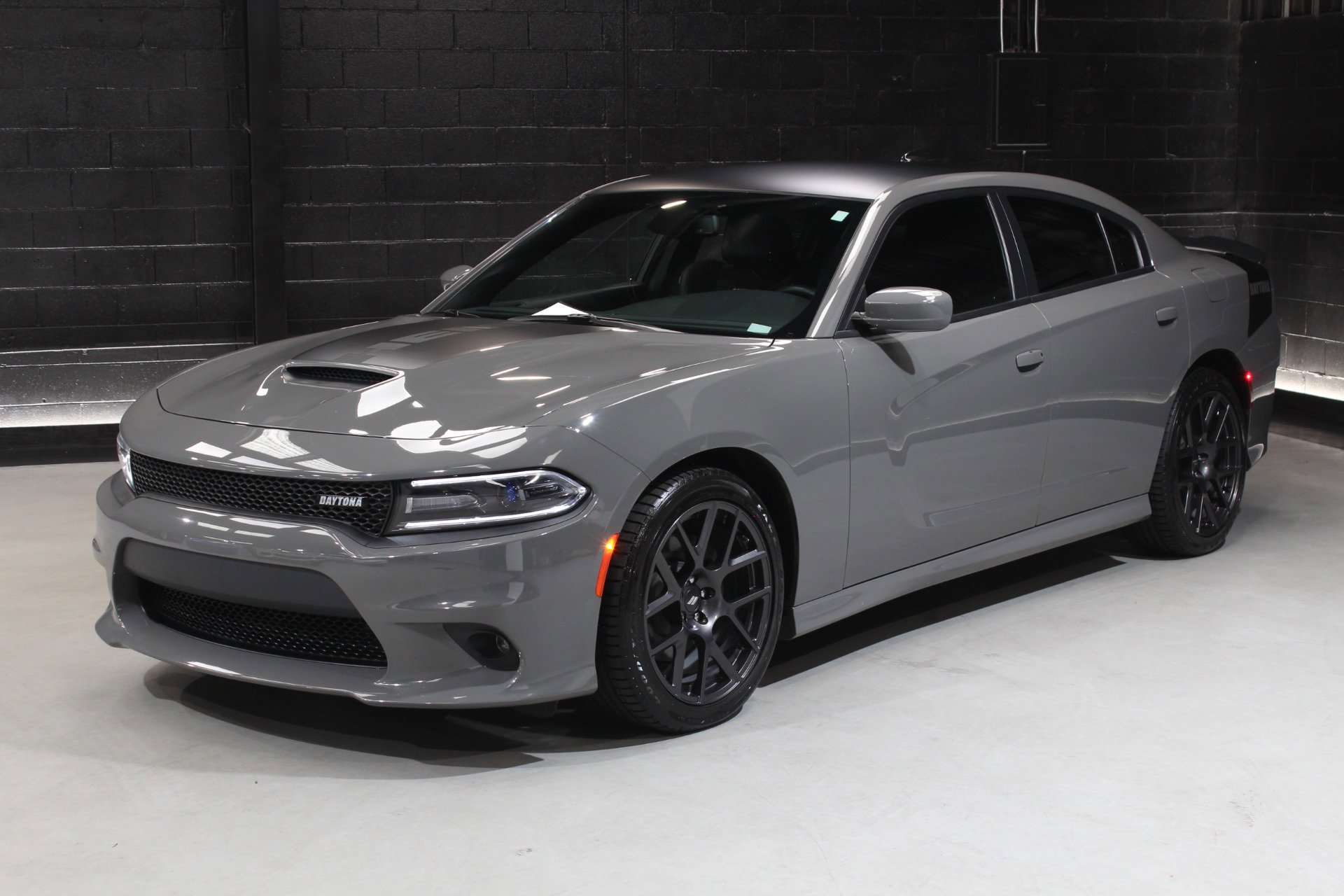 Used 2018 Dodge Charger R/T RWD image 4