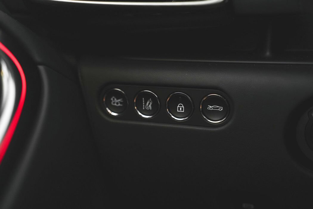 Used 2025 McLaren Artura Spider RWD image 30
