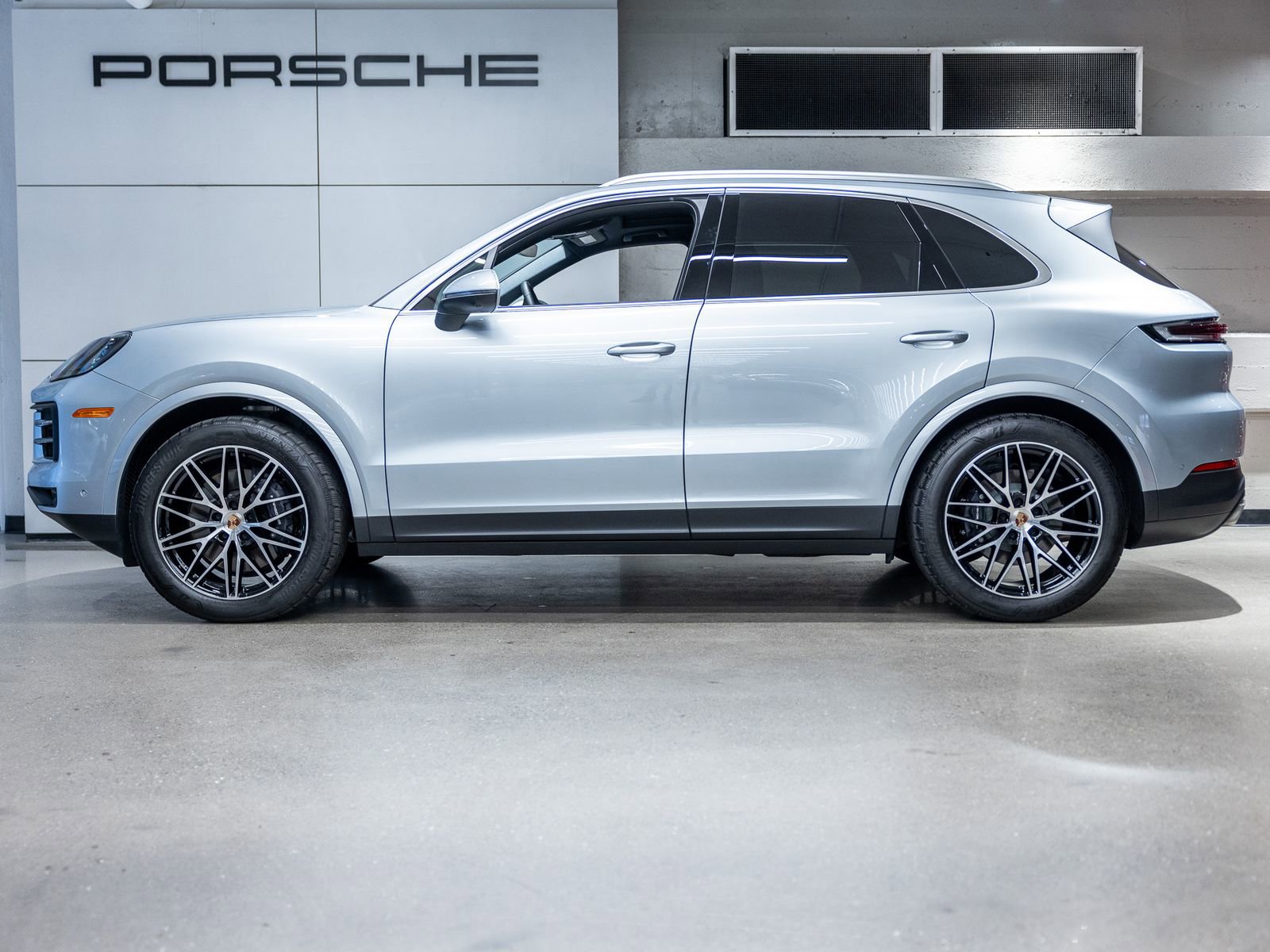 Certified 2025 Porsche Cayenne image 2
