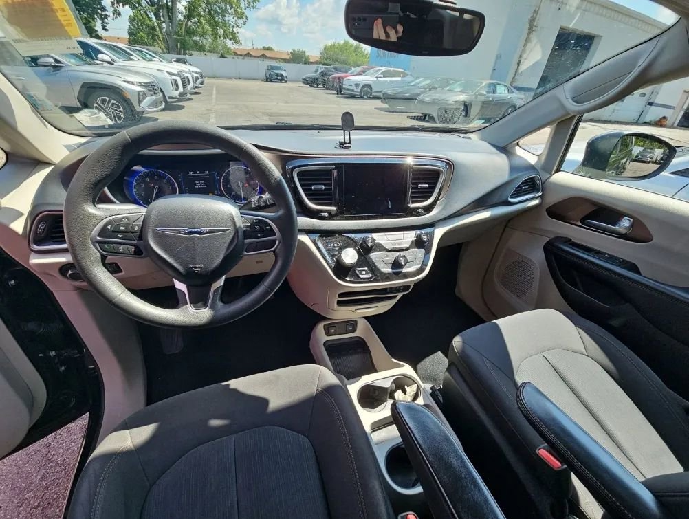 Used 2017 Chrysler Pacifica Touring w/ Tire & Wheel Group FWD image 10