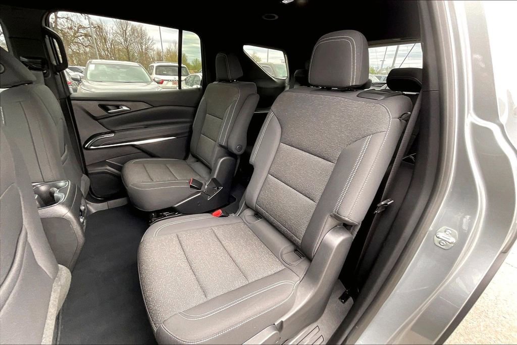 Used 2025 Chevrolet Traverse LT image 36