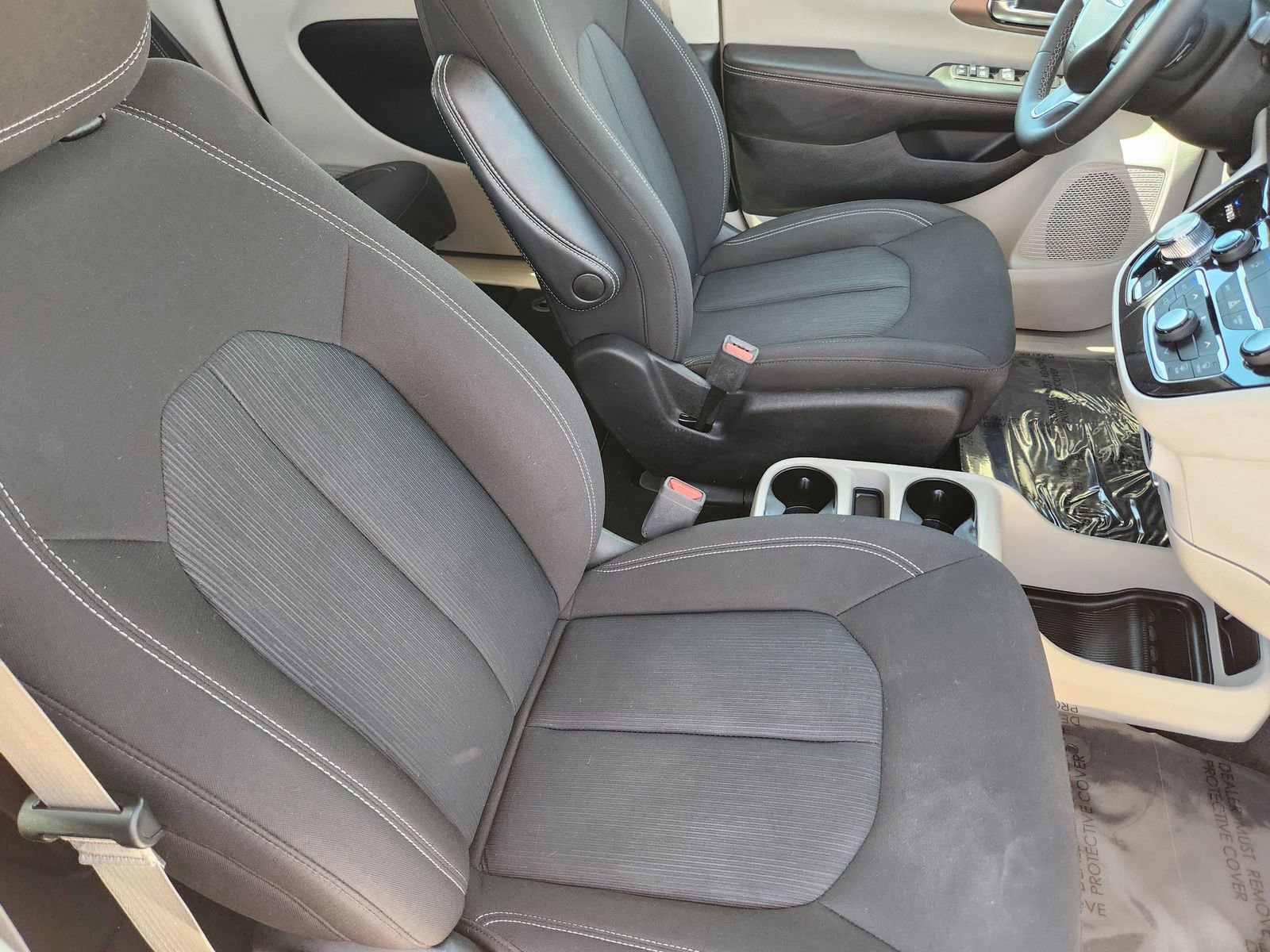 Used 2023 Chrysler Voyager LX image 21