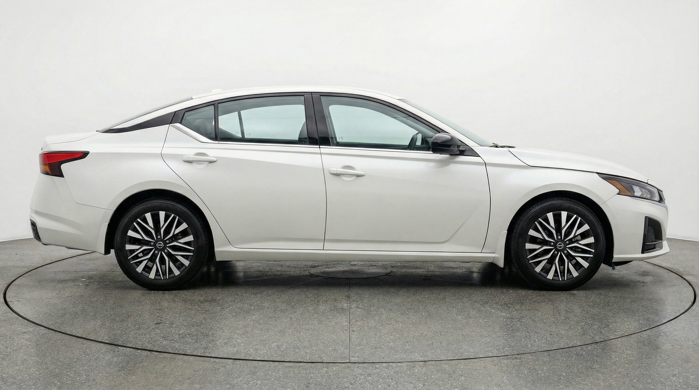 Used 2025 Nissan Altima 2.5 SV image 11