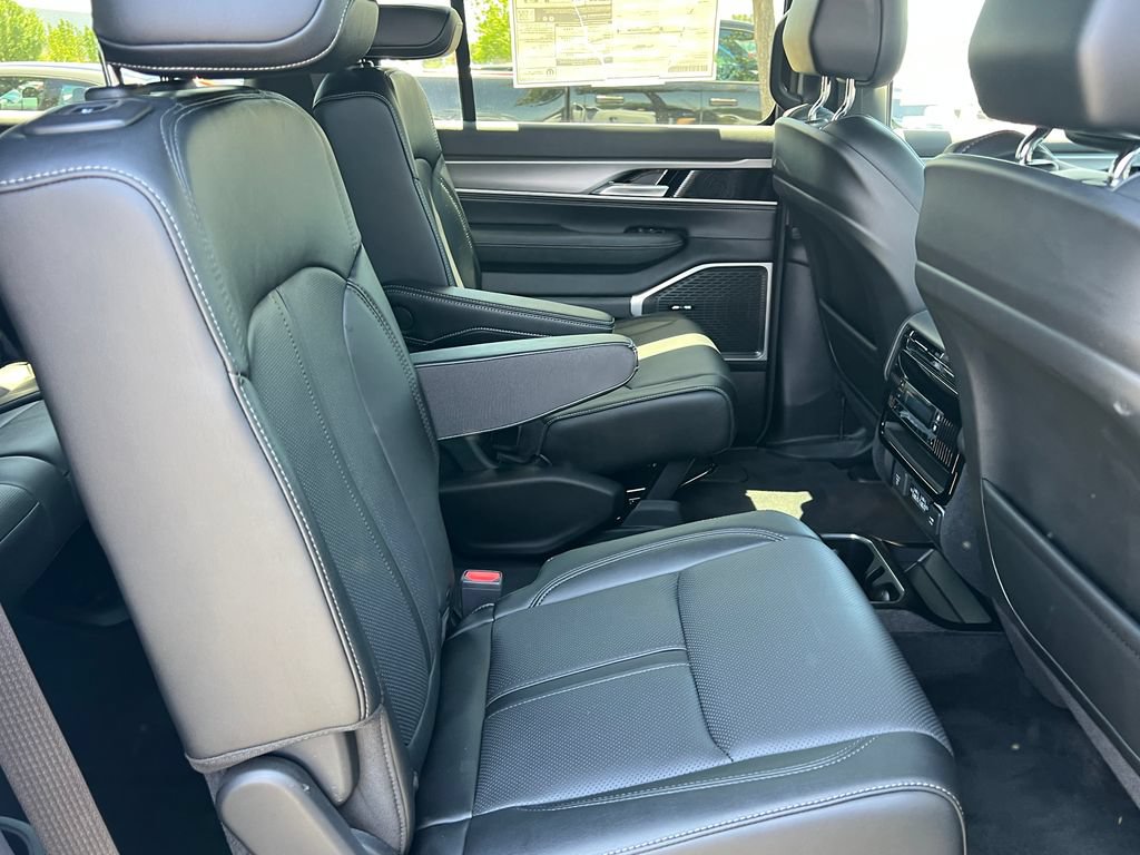New 2025 Jeep Wagoneer L Series II AWD/4WD image 17