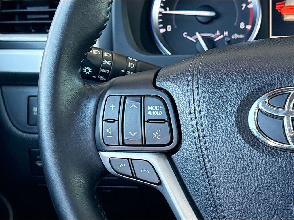 Used 2017 Toyota Highlander XLE AWD/4WD image 11