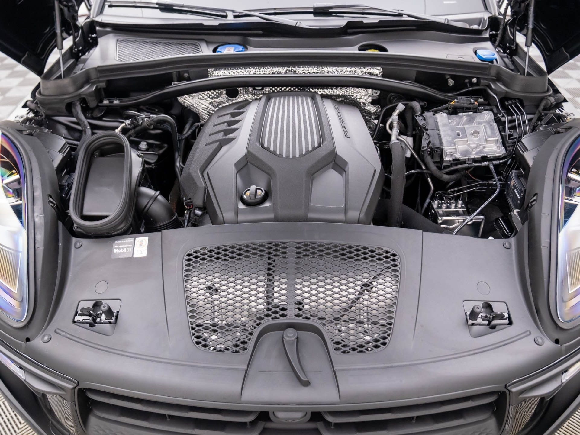 Certified 2026 Porsche Macan AWD/4WD image 27