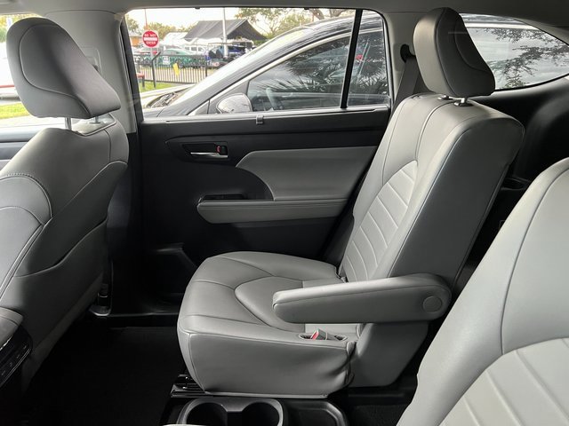 Used 2021 Toyota Highlander XLE image 8