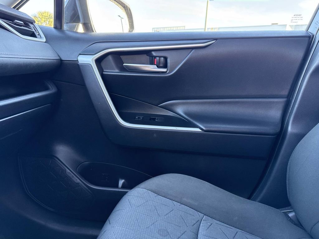 Used 2022 Toyota RAV4 XLE w/ Convenience Package image 30
