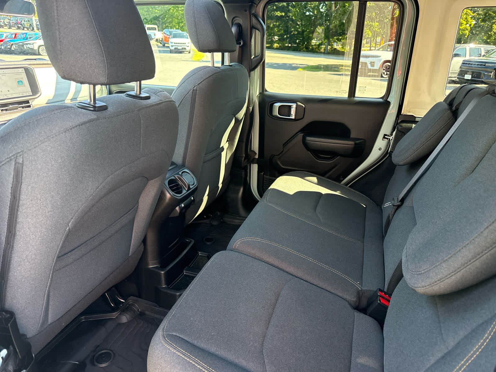 Used 2024 Jeep Wrangler Unlimited AWD/4WD image 15
