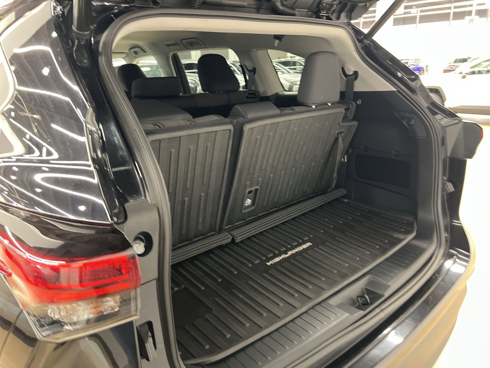 Used 2022 Toyota Highlander LE AWD/4WD image 22