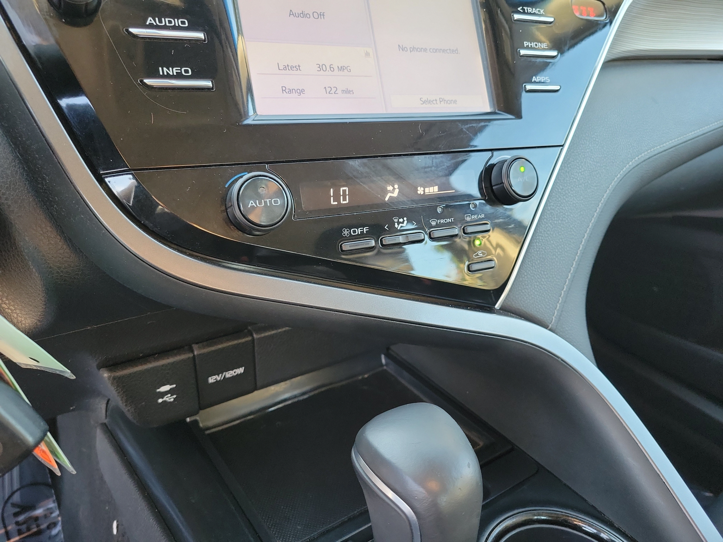 Used 2018 Toyota Camry SE FWD image 19