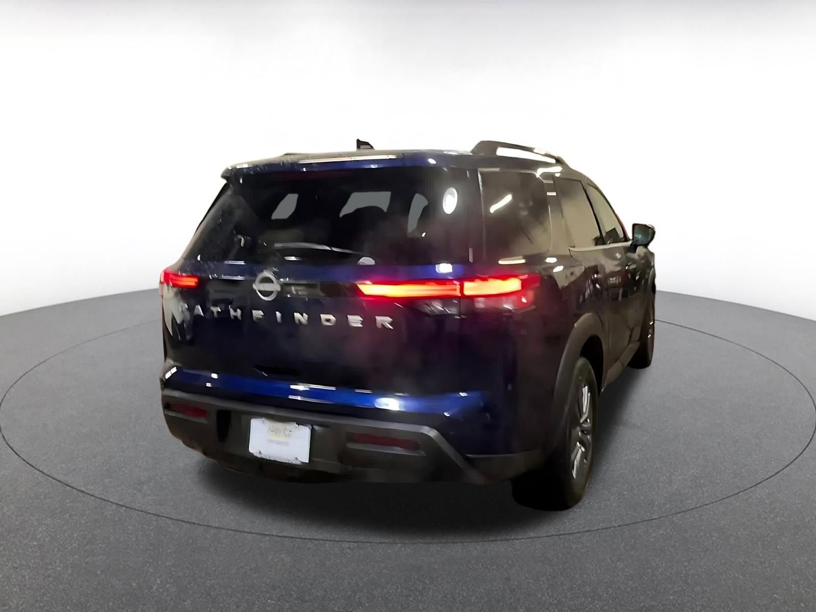 Used 2025 Nissan Pathfinder SV image 14