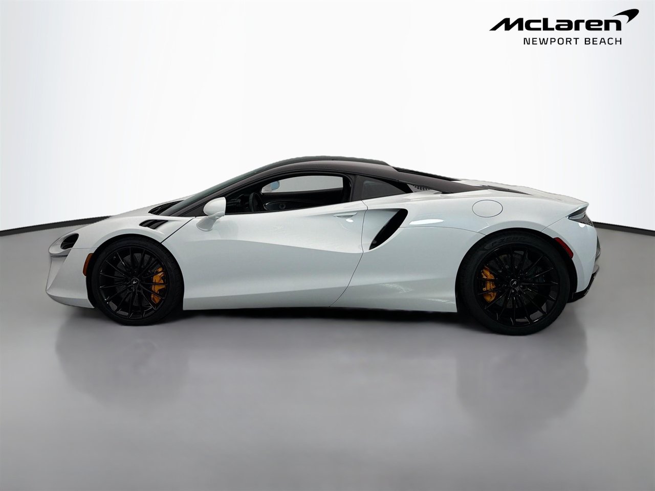 Used 2025 McLaren Artura RWD image 21