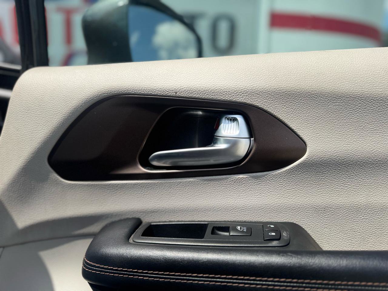 Used 2019 Chrysler Pacifica Touring-L image 44