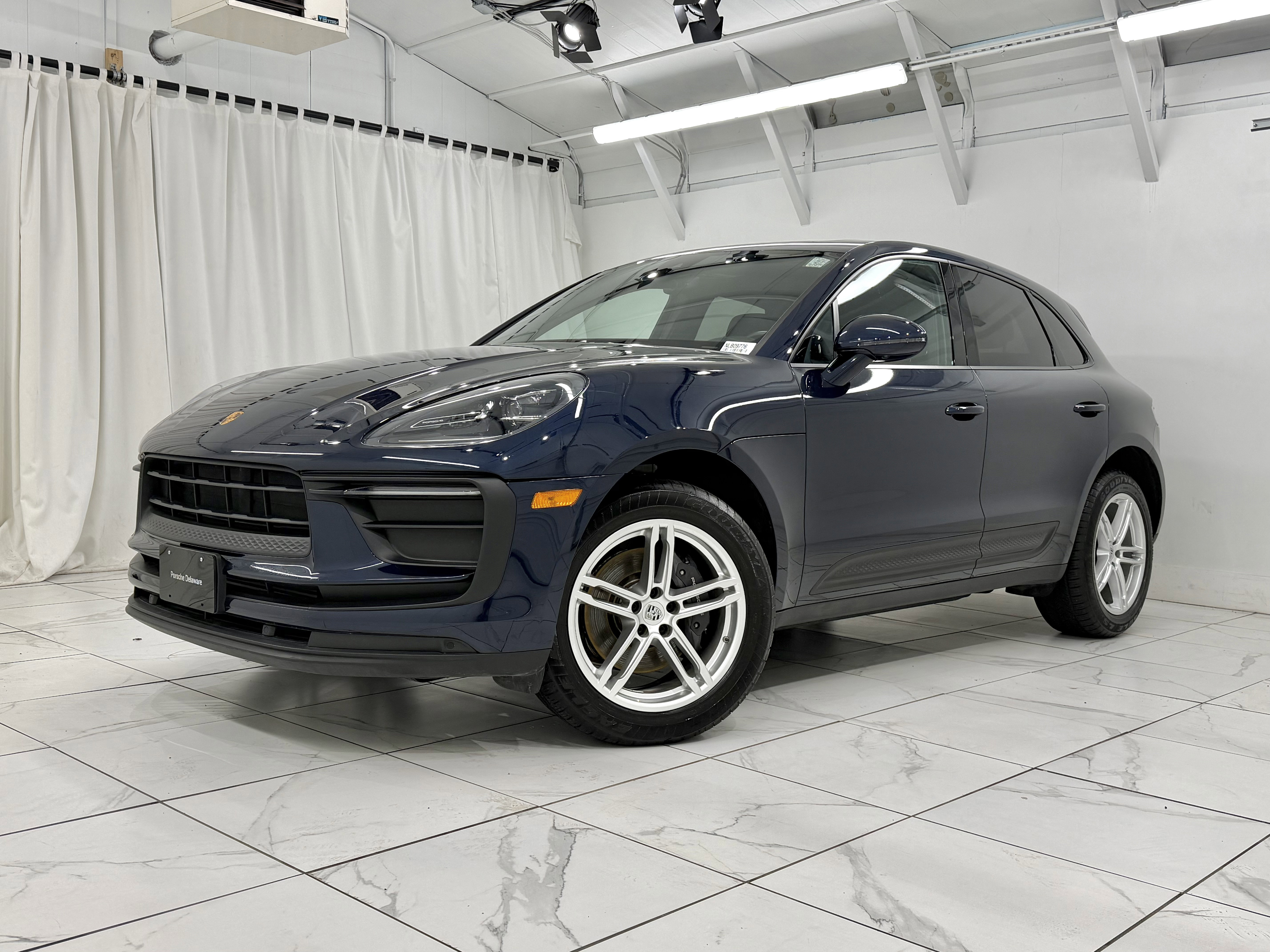 Certified 2022 Porsche Macan image 1