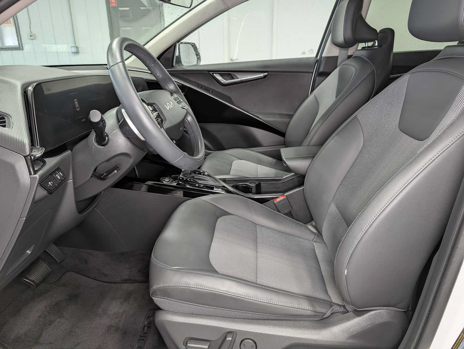 Used 2024 Kia Niro EX FWD image 4